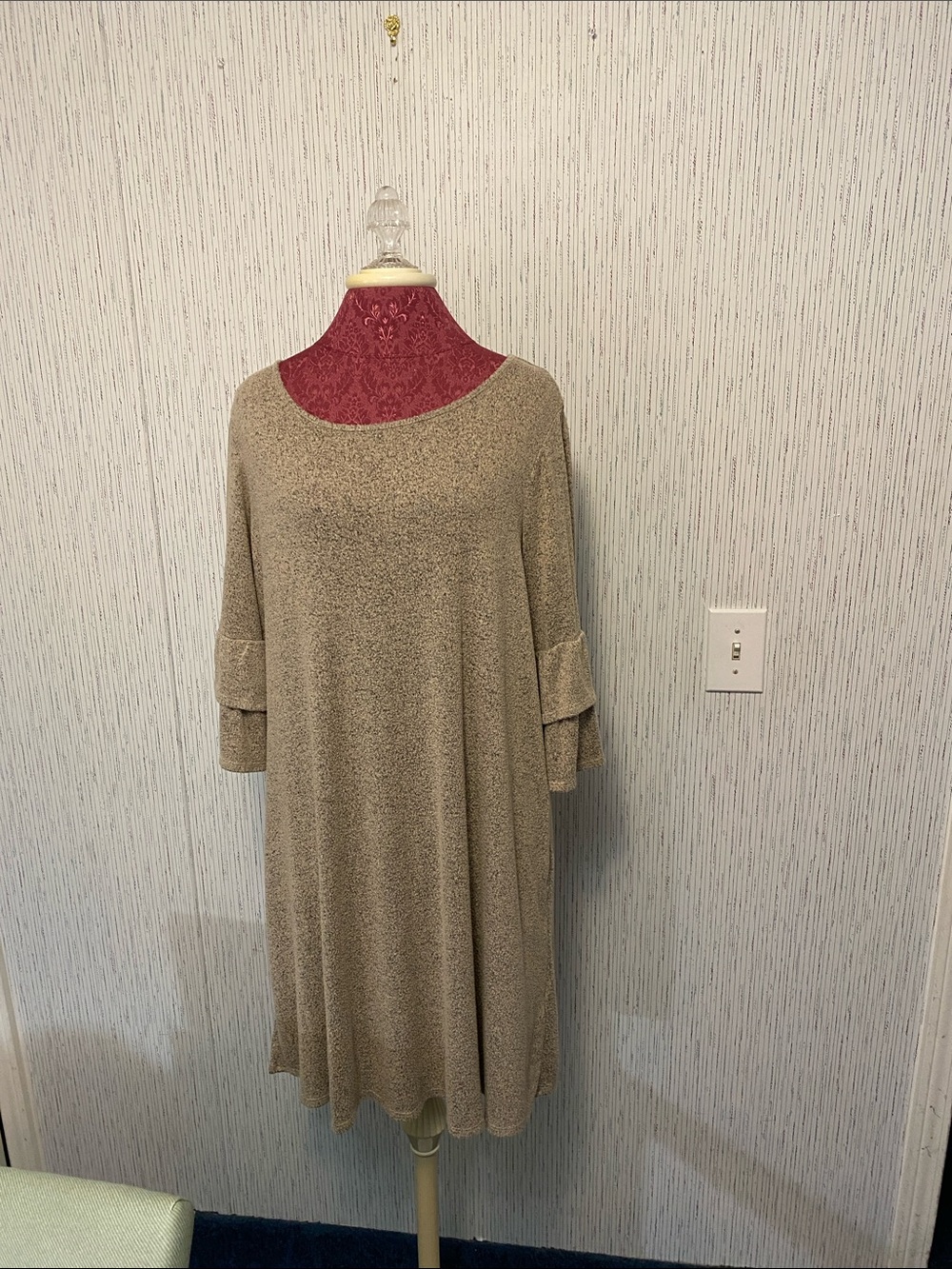 AGB  Dress 1 X Relaxed Neutral Midi Dress with 3/4  Layered Sleeves Detail